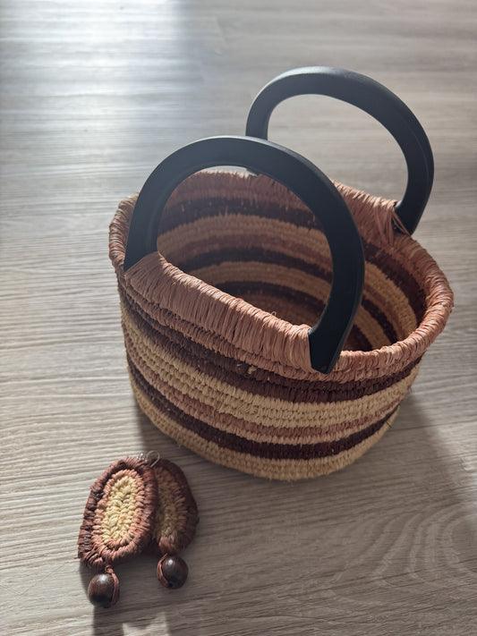 Kelly Bray - Weaving modern bag and matching earrings